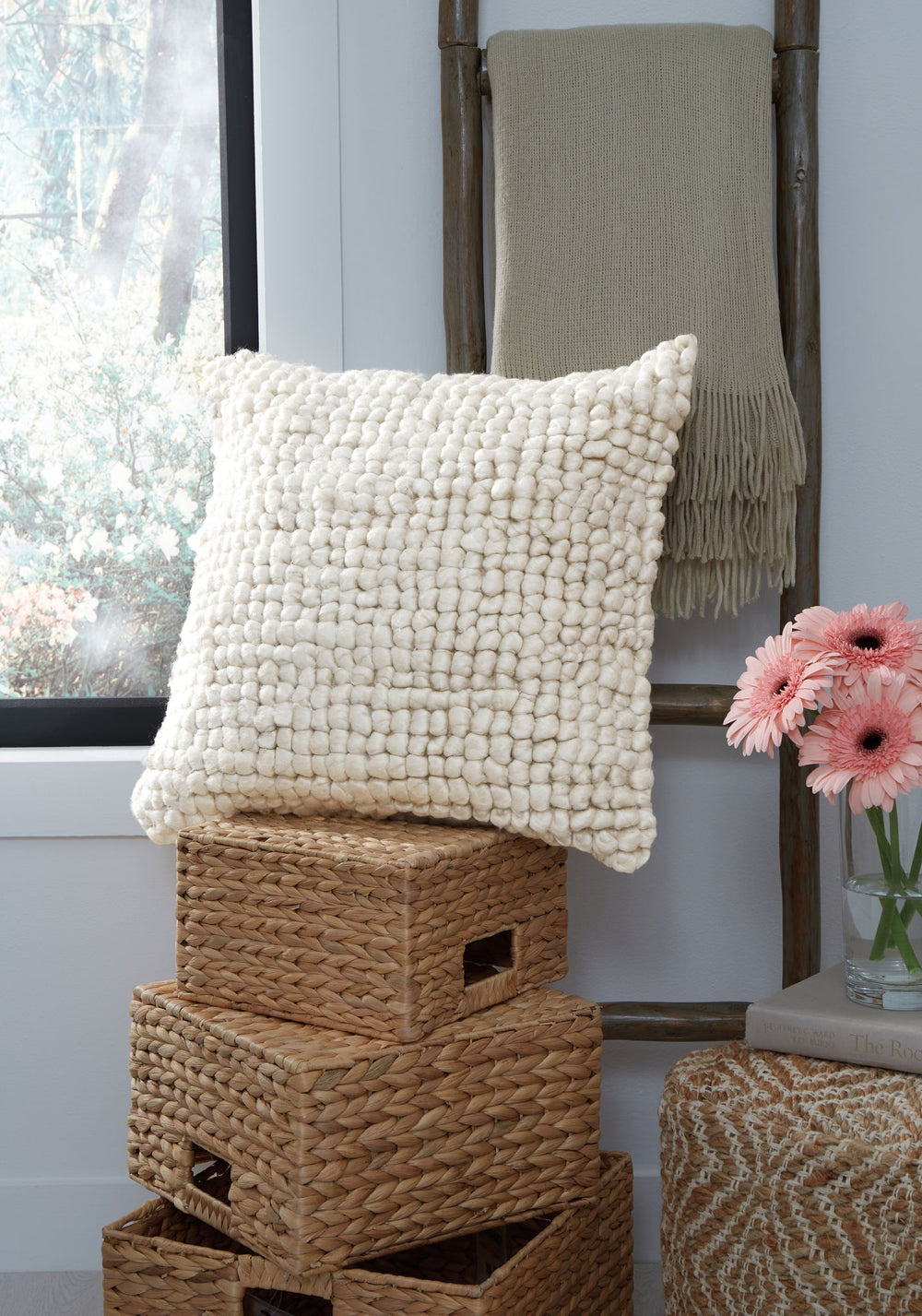 Aavie - Pillow - Roberts Furniture & Mattress (Yorktown, VA)