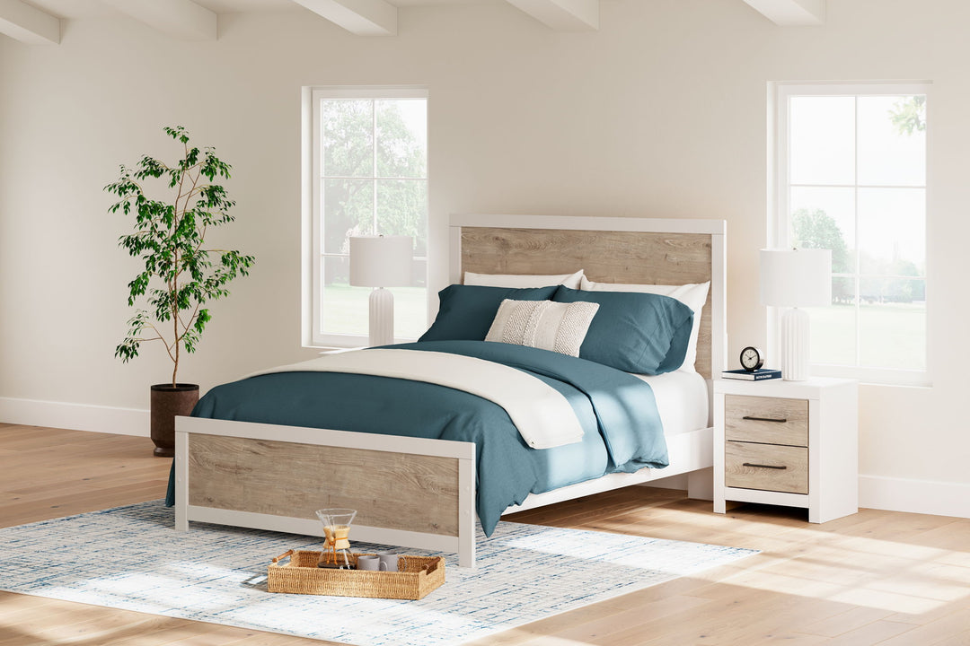 Charbitt - Panel Bed