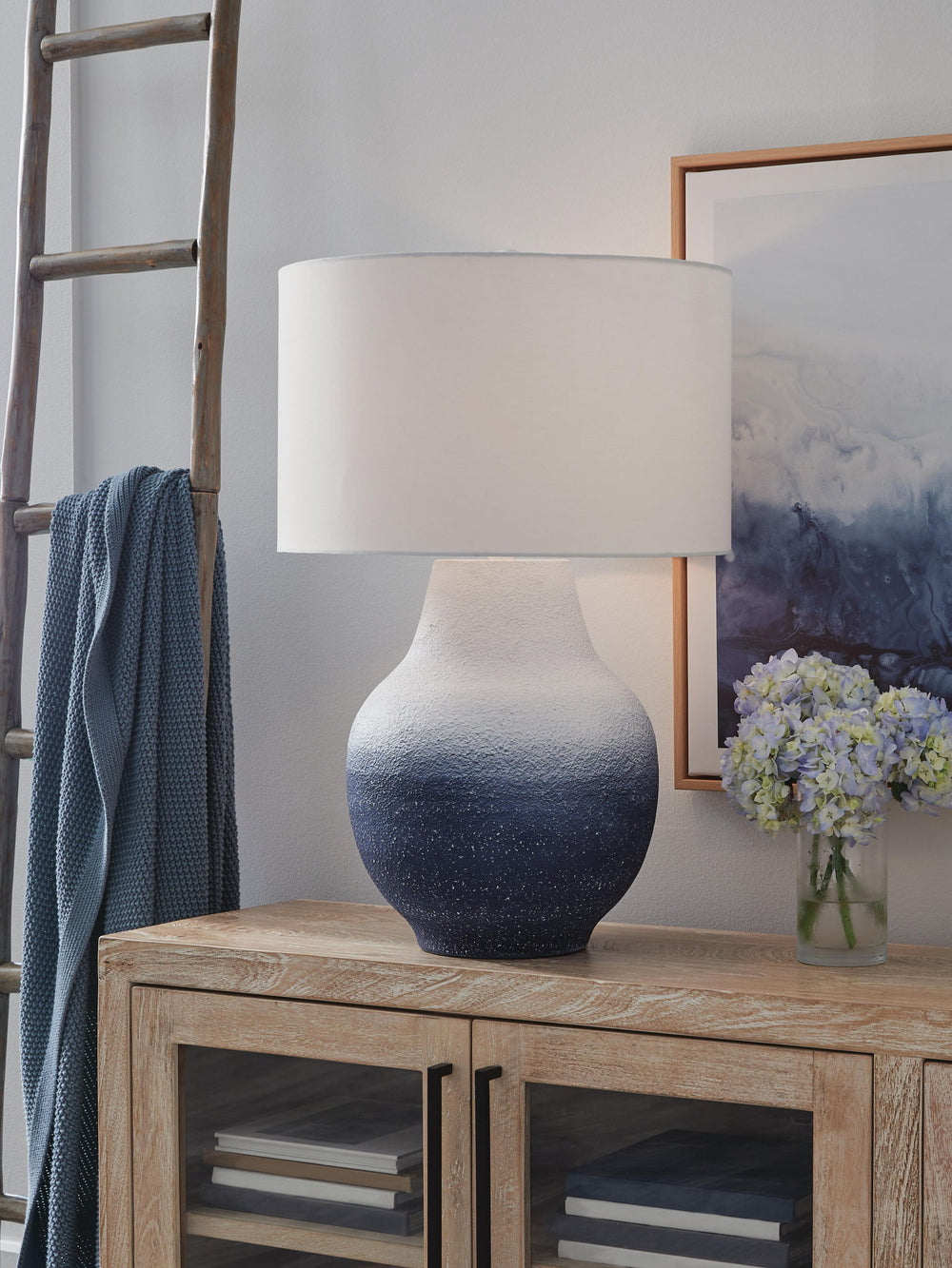 Dashland - Metal Table Lamp - White / Navy - Roberts Furniture & Mattress (Yorktown, VA)